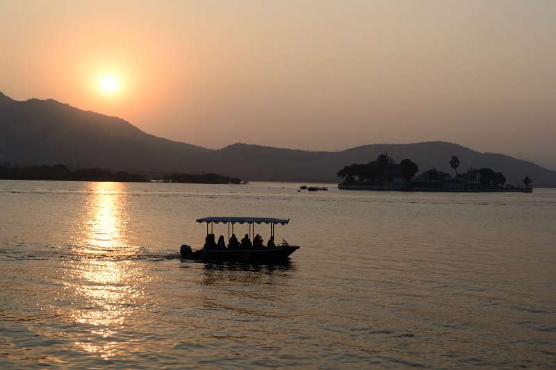 Udaipur-boat.jpg