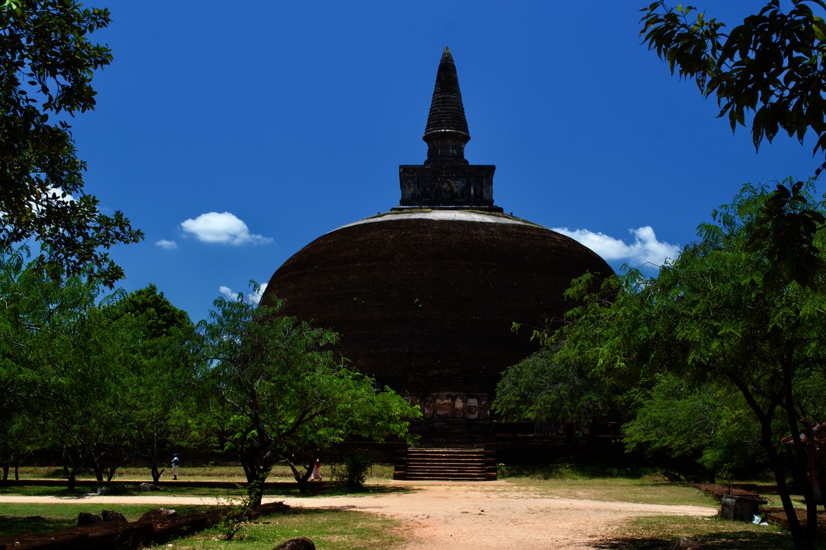 polonnaruwa-stupa-black.jpg