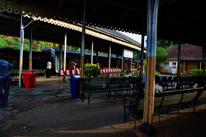 train-to-kandy-station.jpg